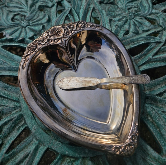 Vintage Silver floral heart dish with silver etched butter knife✨️
