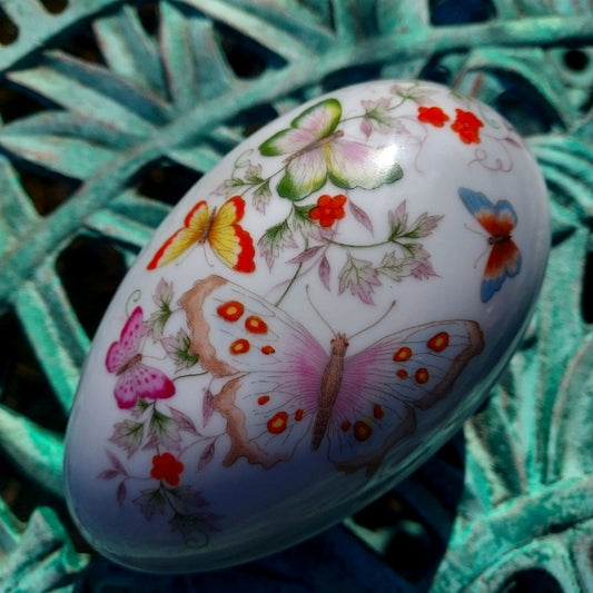 1970s porcelain butterfly egg trinket with 22k gold trim🦋✨️💗