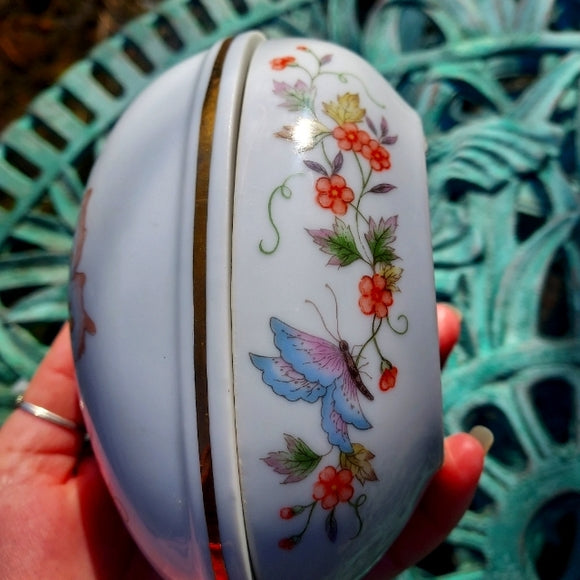 1970s porcelain butterfly egg trinket with 22k gold trim🦋✨️💗